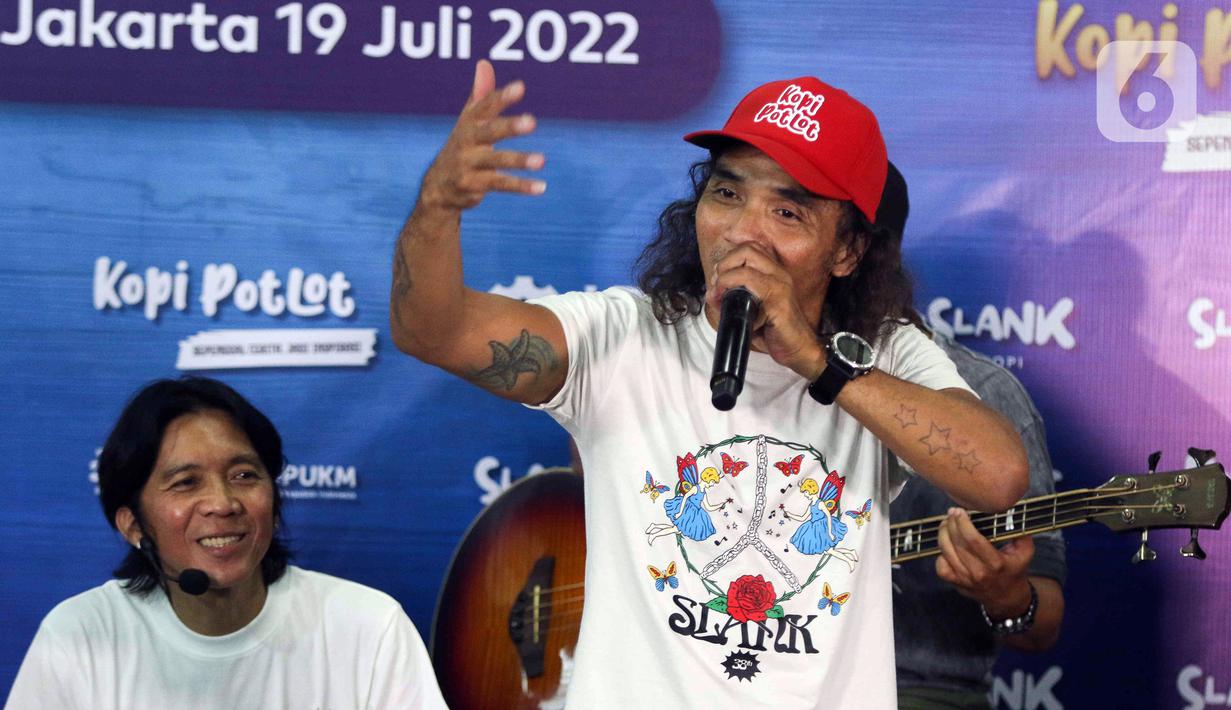 Grup band Slank bernyanyi usai peluncuran Slankops di Basecamp Slank, Jakarta, Selasa (19/7/2022). Slank bersama Menteri BUMN Erick Thohir dan Menteri Koperasi dan UKM Teten Masduki bernyanyi bersama membawakan lagu 'Ku Tak Bisa' dan 'Balikin'. (Liputan6.com/Herman Zakharia)