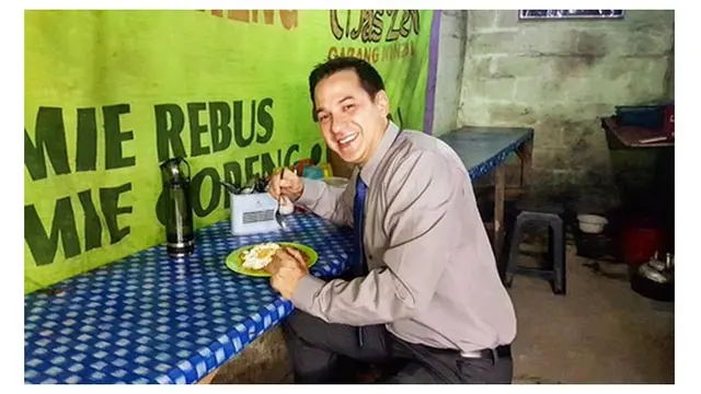 Potret 8 Artis saat Makan di Pinggir Jalan, Tetap Santai