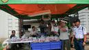 Petugas melayani warga yang membeli bawang merah dengan harga murah, Jakarta, Kamis (26/5/2016). Kementerian Pertanian menggelar pasar murah dengan menjual bawang merah dengan harga Rp 25.000/kg. (Liputan6.com/Yoppy Renato)