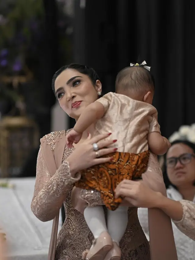 Ashanty dengan cucunya (Instagram/ashanty_ash)