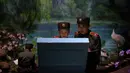 Para siswa mengikuti kelas di Sekolah Revolusioner Mangyongdae, Korea Utara, 10 April 2018. Sebagian besar kurikulum yang diajarkan dikhususkan untuk politik dan ideologi, militer dan disiplin akademis tradisional. (ED JONES/AFP)