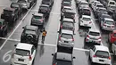 Kondisi Gerbang Tol Cibubur Utama saat libur panjang, Jakarta, Kamis (5/5). Tingginya volume kendaraan dari Jakarta yang menuju Bogor dan sekitarnya selama masa libur membuat arus lalu lintas di kawasan tersebut macet. (Liputan6.com/Immanuel Antonius)