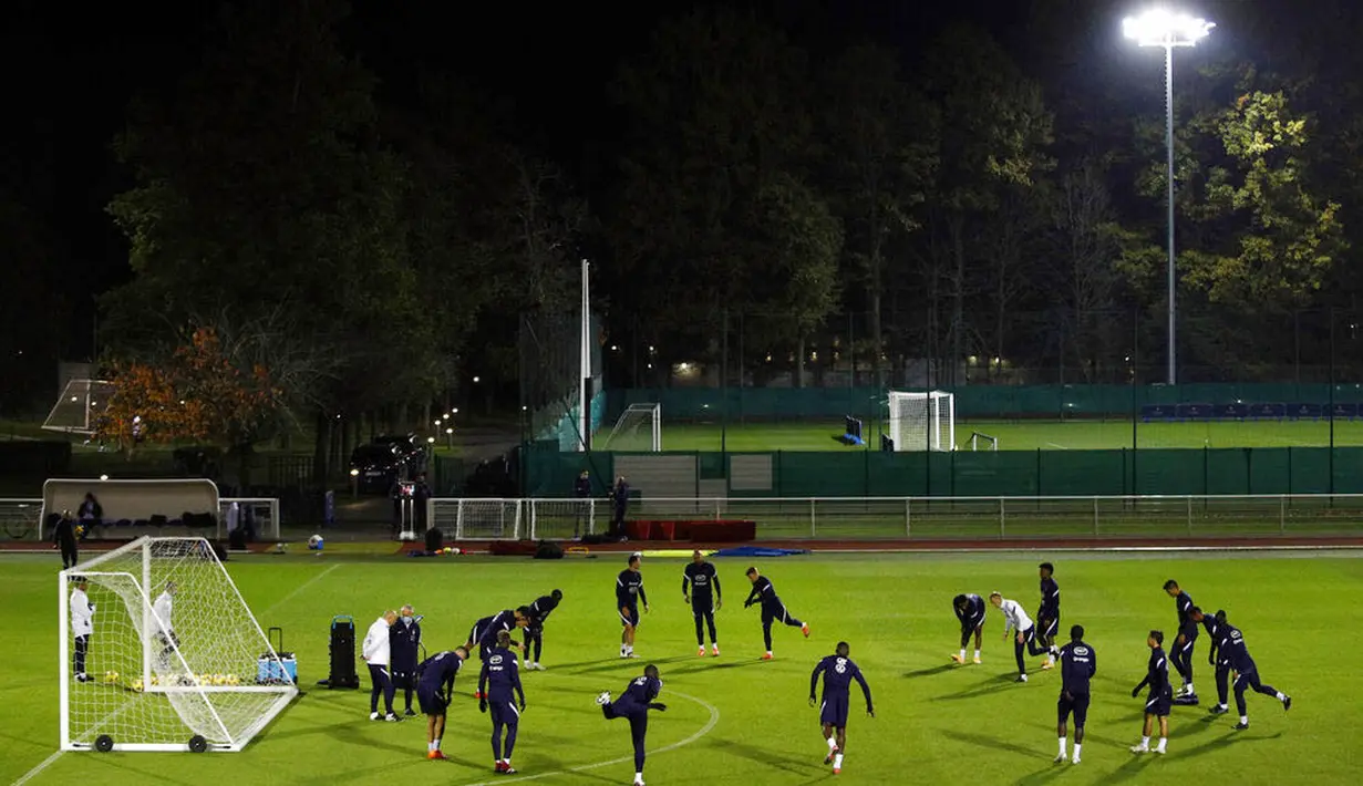 Para pemain Prancis melakukan latihan jelang laga uji coba di Clairefontaine-en-Yvelines, Selasa (10/11/2020). Prancis akan berhadapan dengan Finlandia. (Yoan Valat, Pool via AP)