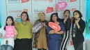 Para peserta dan pengisi acara Women's Talk saat berfoto bersama, Jakarta, Rabu (19/11/2014). (Liputan6.com/Herman Zakharia)