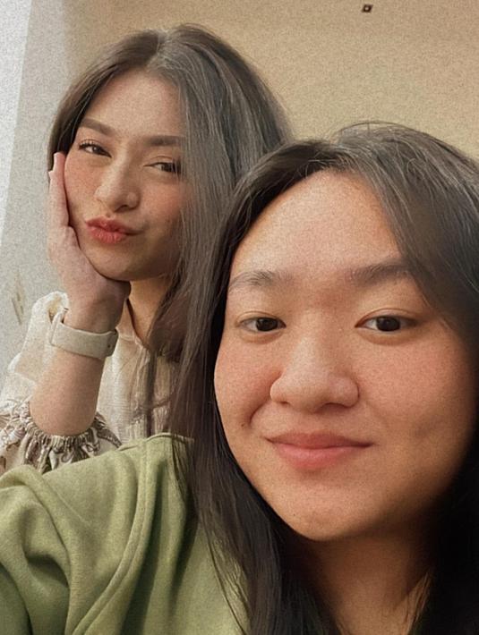 Nadya Holscher sangat suportif terhadap Nathalie. Ia selalu mendukung penuh perjuangan sang kakak. Momen keduanya berfoto bersama ini menjadi bukti keakraban keduanya yang memang saling menguatkan. (Liputan6.com/IG/nadyaholscher)