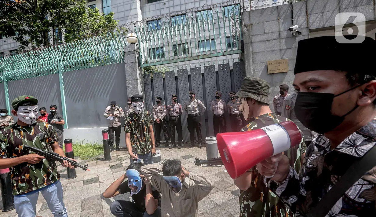 Massa menggelar demonstrasi solidaritas untuk muslim Uighur di depan Kedubes China, Jakarta, Jumat (3/6/2022). Mereka menuntut pemerintah China melalui kedutaan besarnya di Indonesia untuk segera menghentikan penyiksaan, penyanderaan, dan pelarangan umat muslim Uighur dalam melaksanakan aktivitas ibadah. (Liputan6.com/Faizal Fanani)