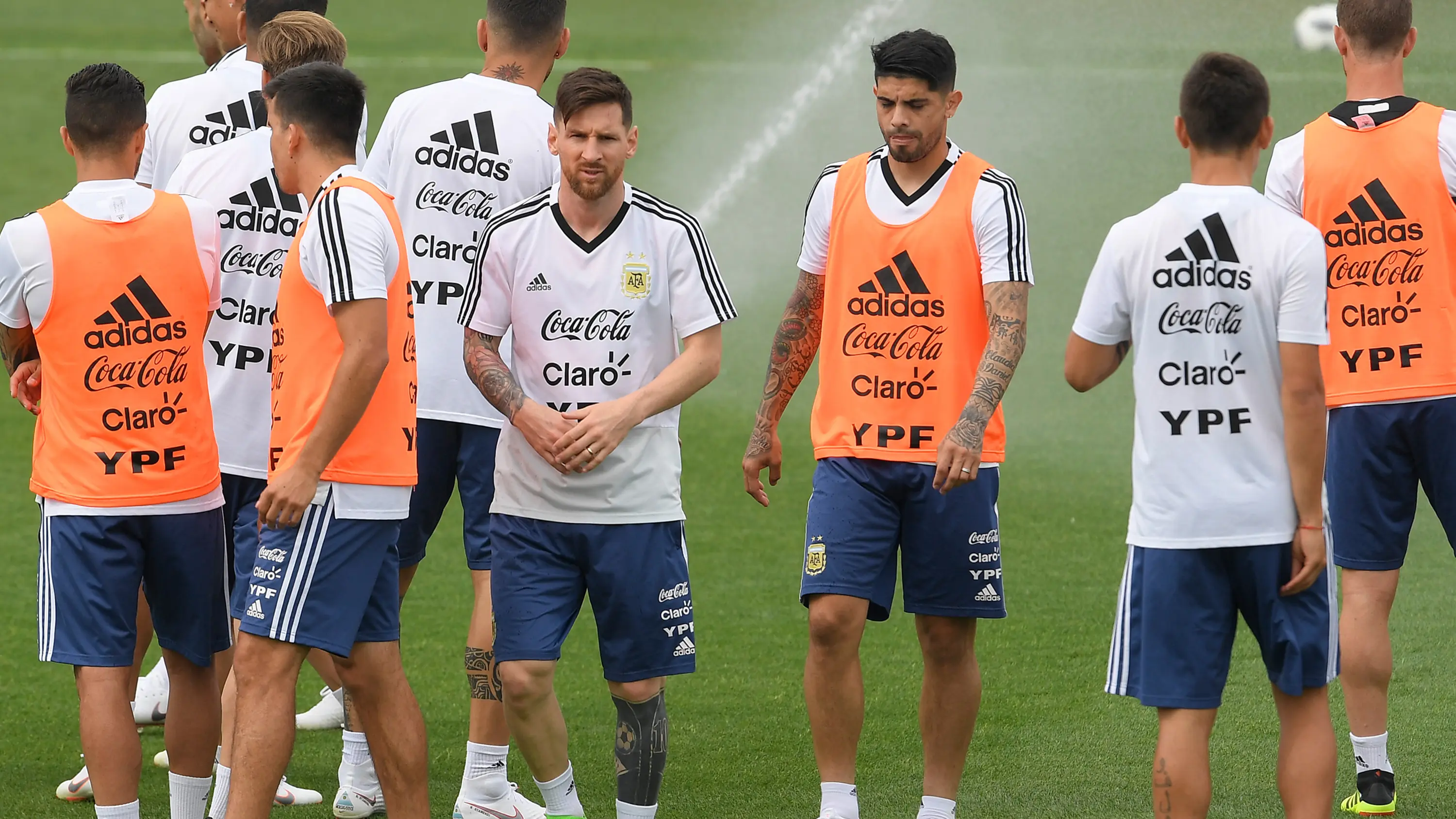 Bintang Argentina, Lionel Messi, tampak rileks saat latihan di Pusat Pelatihan Joan Gamper, Barcelona, Sabtu (2/6/2018). Latihan ini merupakan persiapan jelang Piala Dunia 2018. (AFP/Lluis Gene)