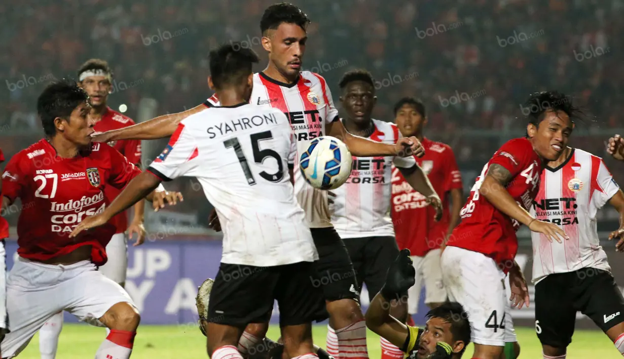 Para pemain Persija Jakarta dan Bali United berebut bola pada laga Trofeo Persija  di Stadion Utama Gelora Bung Karno, Jakarta, Sabtu (9/4/2016). (Bola.com/Nicklas Hanoatubun)