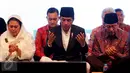 Presiden Joko Widodo (tengah), Yenny Wahid dan Mantan Wapres Boediono ketika berdoa pada peringatan Haul Gus Dur ke 7 dan Peringatan Maulid Nabi Muhammad SAW di Ciganjur, Jakarta, Sabtu (23/12). (Liputan6.com/Gempur M Surya