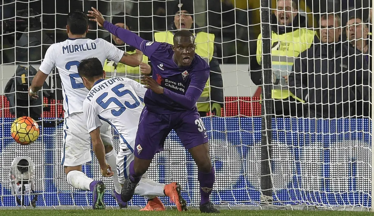 Pemain Fiorentina, Khouma Babacar merayakan golnya ke gawang Inter Milan pada lanjutan Liga Italia Serie A pekan ke-25 di  Stadion Florence "Artemio Franchi" comunal. (AFP / Andreas Solaro)