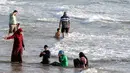 Sejumlah muslim menikmati libur lebaran dengan bermain dan berwisata di pantai laut Mediterania di Tel Aviv, Israel, 26 Jni 2017. (AFP PHOTO / JACK GUEZ)