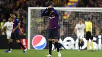 Bek Barcelona, Gerard Pique, tampak kecewa usai dikalahkan Valencia pada laga Copa del Rey di Stadion Benito Villamarin, Sevilla, Sabtu (25/5). Barcelona kalah 1-2 dari Valencia. (AFP/Pau Barrena)