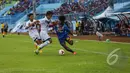 Dalam laga SCM Cup 2015 yang berlangsung di Stadion Kanjuruhan Malang, Arema Cronus mendominasi permainan. Arema menang 5-2 atas Mitra Kukar, Minggu (18/1/2015). (Liputan6.com/Faizal Fanani)