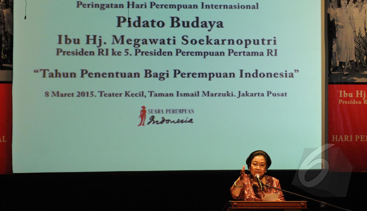 Presiden RI Ke-5, Megawati Soekarnoputri memberikan pidato budaya dalam rangka peringatan Hari Perempuan Internasional di Teater Kecil Taman Ismail Marzuki, Jakarta, Minggu (8/3/2015). (Liputan6.com/Helmi Fithriansyah)