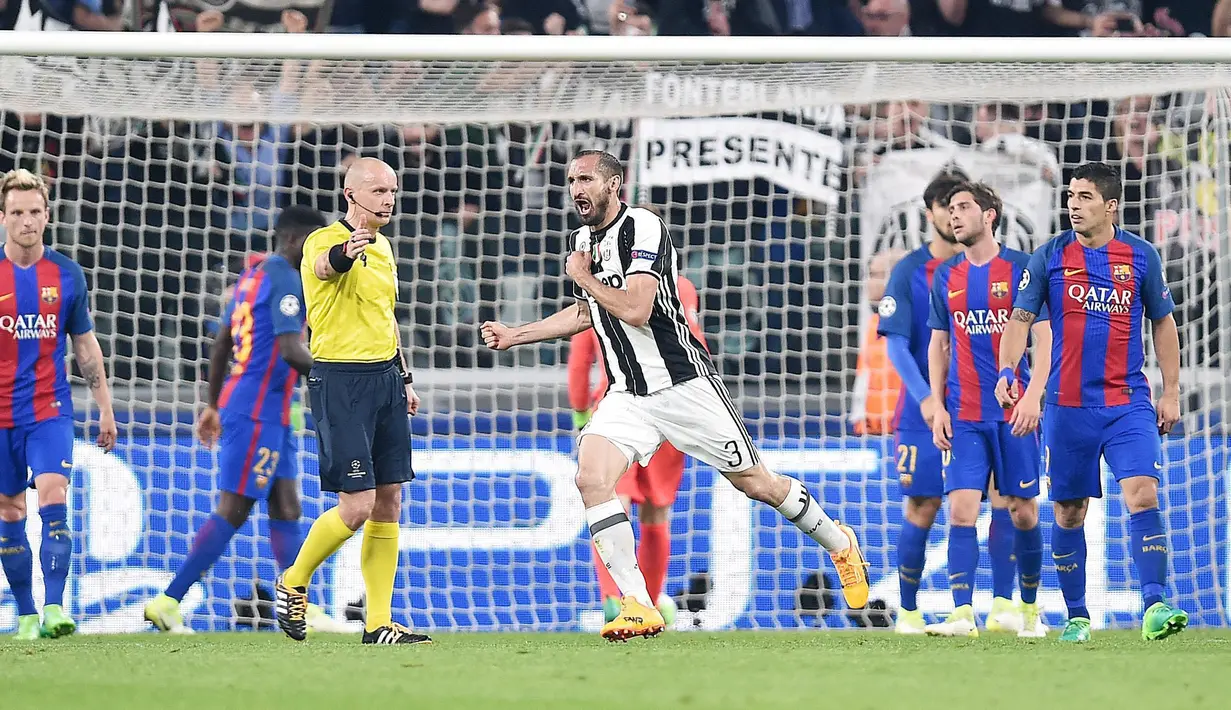 Pemain Juventus, Giorgio Chiellini merayakan golnya ke gawang Barcelona pada leg pertama babak perempatfinal Liga Champions di di Juventus Stadium, Selasa (11/4/2017). Juventus menang 3-0. (Andrea Di Marco/ANSA via AP)