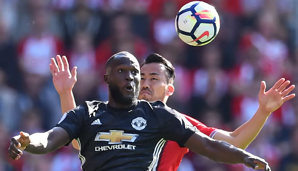 Romelu Lukaku mencetak gol tunggal untuk kemenangan Manchester United saat melawan Southampton pada lanjutan Premier League di St Mary Stadium, Southampton, (23/9/2017). MU menang 1-0. (AFP/Glyn Kirk)