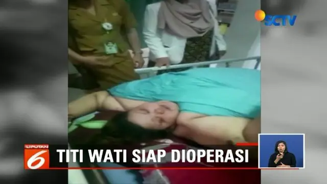 Wanita penderita obesitas asal Palangka Raya, Kalteng, Titi Wati, pagi tadi jalani operasi. Sebanyak 18 dokter ahli dikerahkan untuk melakukan operasi yang dinilai penuh tantangan tersebut.