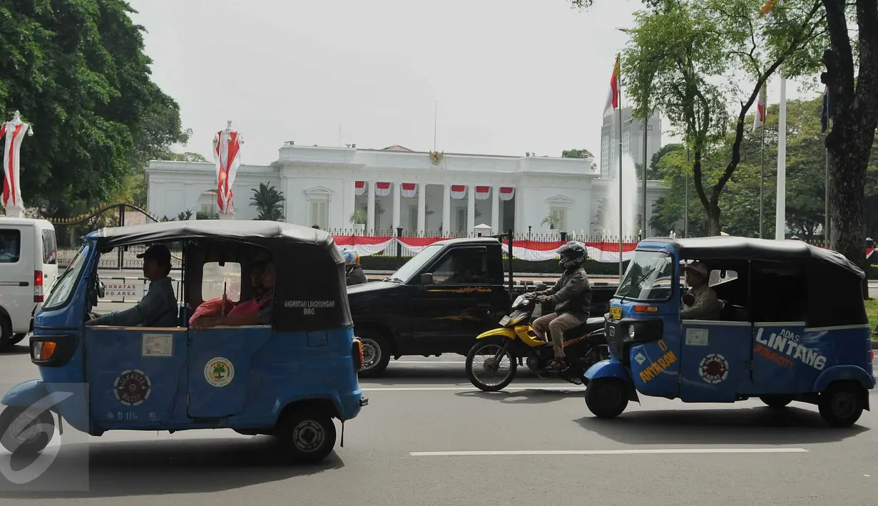 Bajaj dan sejumlah kendaraan bermotor melintas di depan Istana Kepresidenan, Jakarta, Rabu (20/7). Sudinhubtrans Jakarta Pusat segera menerapkan larangan bajaj melintas di Jalan Medan Merdeka Barat dan Medan Merdeka Utara. (Liputan6.com/Gempur M Surya)