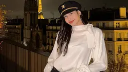 Dalam foto tersebut, Lisa BLACKPINK tampil cantik elegan dengan busana tertutup dan sopan dengan latar Menara Eiffel. (FOTO: instagram.com/lalalalisa_m/)