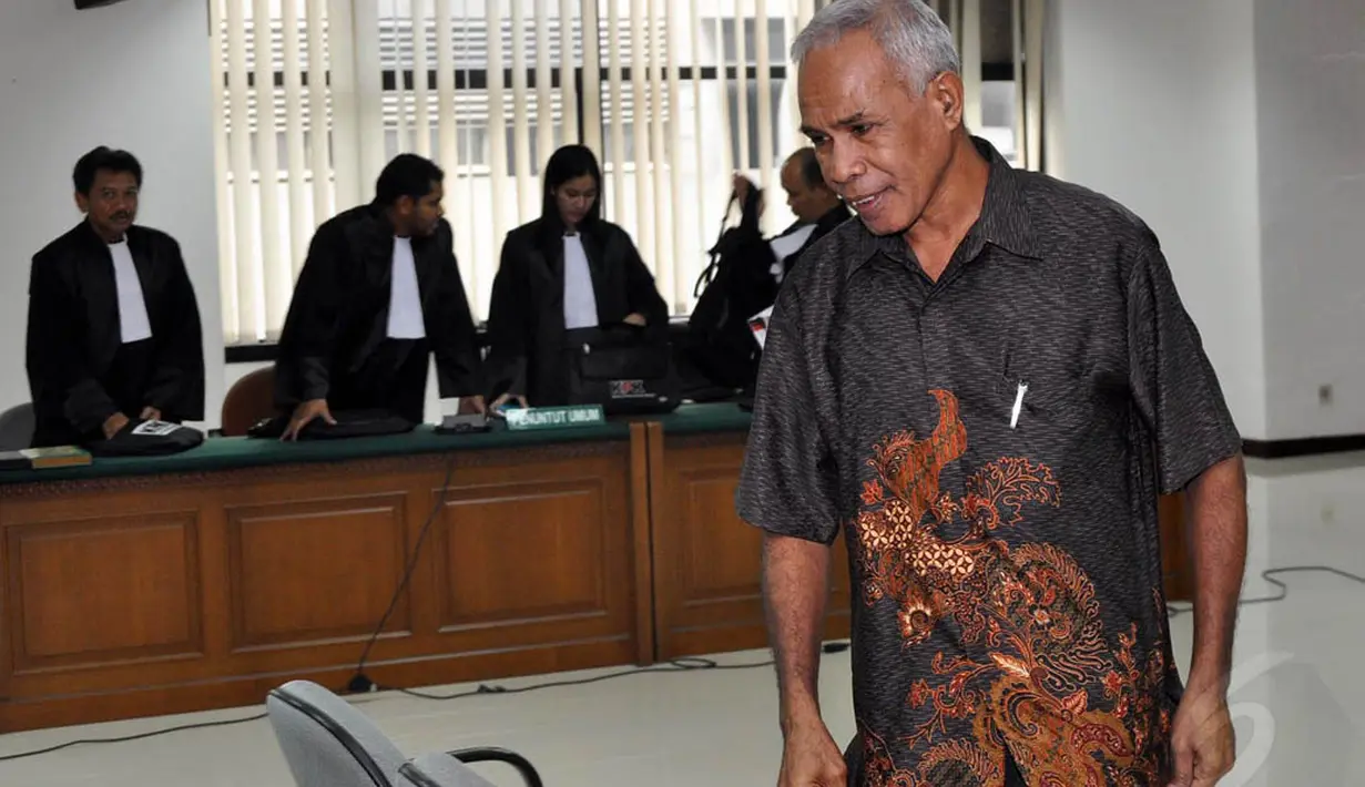 Terdakwa Bupati Biak Numfor, Yesaya Sombuk dalam sidang putusan vonis di Pengadilan Tipikor, Jakarta, Rabu (29/10/2014). (Liputan6.com/Miftahul Hayat)