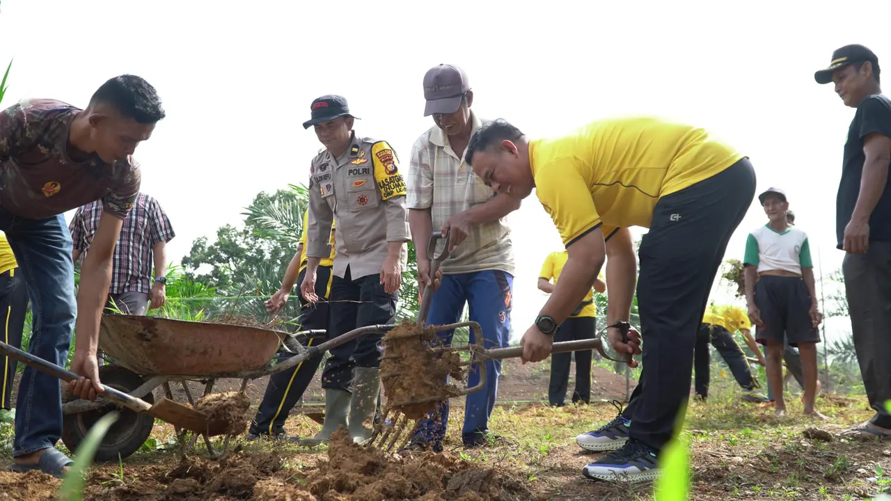 Polres Rokan Hulu gotong royong bersama warga dinginkan suasana Pilkada yang mulai panas.