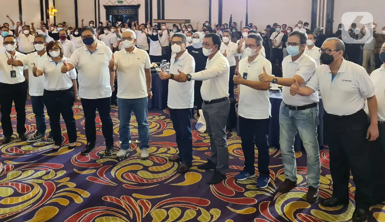 Menteri Koordinator Bidang Ekonomi Airlangga Hartarto bersama jajaran Direksi Bank BRI, BNI, Askrindo serta Tokopedia foto bersama pada acara dialog dan talkshow “Antara Tren Produk dan Konsumen di Bandung, Jumat (04/06/2021). (Liputan6.com/HO/Askrindo)