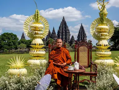 Seorang biksu Buddha berpose di Candi Sewu, bagian dari Kompleks Candi Prambanan yang termasuk dalam Situs Warisan Dunia UNESCO, saat mereka berpartisipasi dalam perjalanan spiritual Indonesia Walk of Peace (IWOP 2026) di Klaten, Jawa Tengah, pada Jumat 29 Mei 2026. Mereka berjalan sejauh 660 kilometer selama 20 hari dari Pulau Bali ke Candi Borobudur di Magelang, Jawa Tengah, untuk merayakan Hari Waisak. (DEVI RAHMAN/AFP)