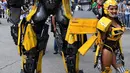 Seorang wanita mengenakan kostum seksi karakter Bumblebee dalam film Transformers mengikuti New York Comic Con 2017 di Jacob Javits Center (7/10). (AFP Photo/Timothy A. Clary)