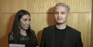 Syamsir Alam menggandeng kekasihnya, Picci Ramlan di pernikahan Nina Zatulini. Seperti apa sih cerita pertemuan mereka berdua?