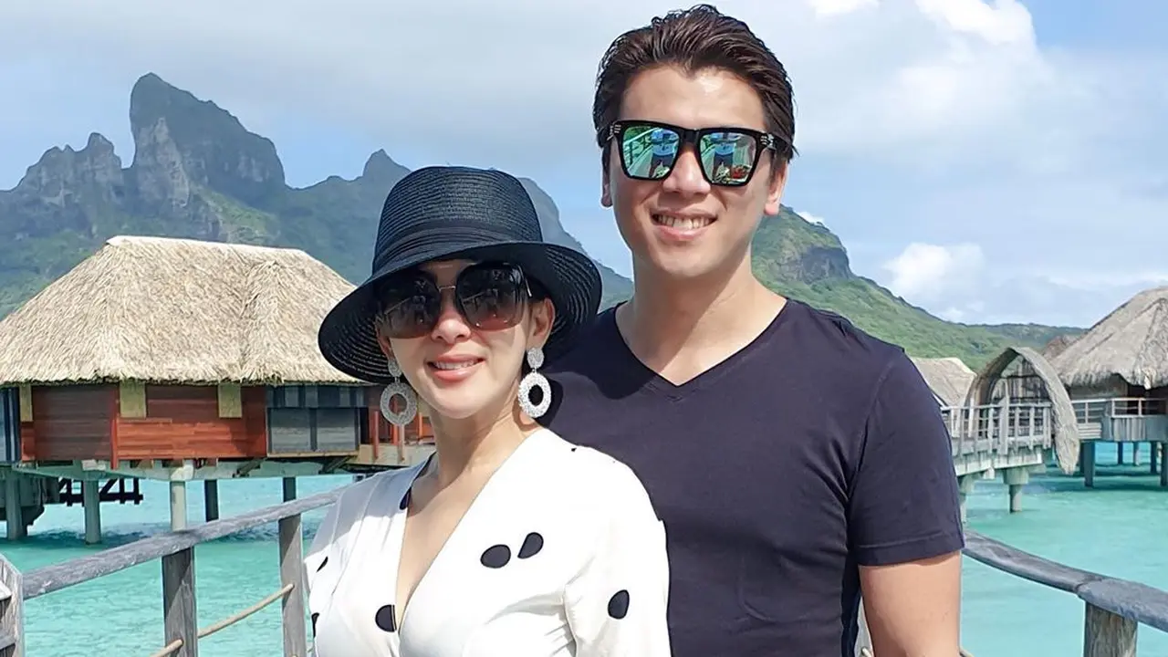 Syahrini dan Reino Barack