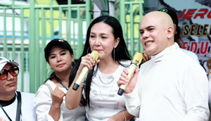 Yenni Ermella dan Ozy Syahputra bikin program “Selebriti Peduli Sumatra” tak lama setelah banjir bandang dan longsor terjang sejumlah provinsi di pulau itu. (Foto: Dok. Instagram @yenniermellaofficial)