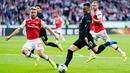 Gelandang Eintracht Franckfurt, Filip Kostic, berusaha melepas tendangan saat melawan Arsena lpada laga Europa League di Frankfurt, Kamis (19/9). Frankfurt kalah 0-3 dari Arsenal. (AFP/Daniel Roland)