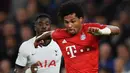 Gelandang Bayern Munchen Serge Gnabry (kanan) mengontrol bola saat menghadapi Tottenham Hotspur pada matchday kedua Liga Champions di Stadion Tottenham Hotspur, London, Inggris, Selasa (1/10/2019). Munchen membantai Tottenham 7-2 dengan Gnabry mencetak quatrick. (DANIEL LEAL-OLIVAS/AFP)