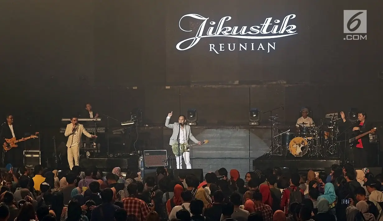 Grup band Jikustik menghibur penggemarnya saat menggelar ‘Konser Jikustik Reunian’ di Balai Sarbini, Jakarta, Jumat (19/7/2019) malam. Grup band asal Yogyakarta ini membawakan lagu-lagu hit yang mengantarkan mereka ke jalur popularitas. (Fimela.com/Bambang E. Ros)