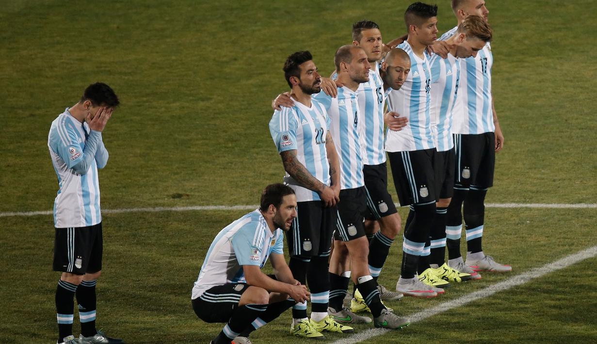Ekspresi kesedihan Lionel Messi (kiri) setelah kalah adu penalti melawan Cile. (AP Photo/Silvia Izquierdo)