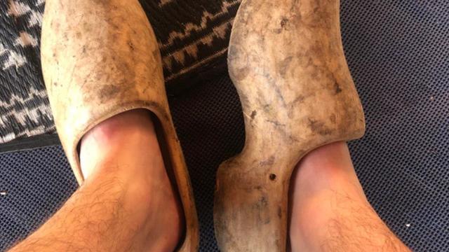 8 Potret Desain Sepatu Ini Nyeleneh Banget, Tertarik Pakai?