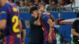 Marc Bernal&nbsp;mendapat pelukan hangat dari Hansi Flick&nbsp;di laga La Liga 2025/2026 antara Barcelona vs Valencia, Senin (15/9/2025). (AP Photo/Joan Monfort)