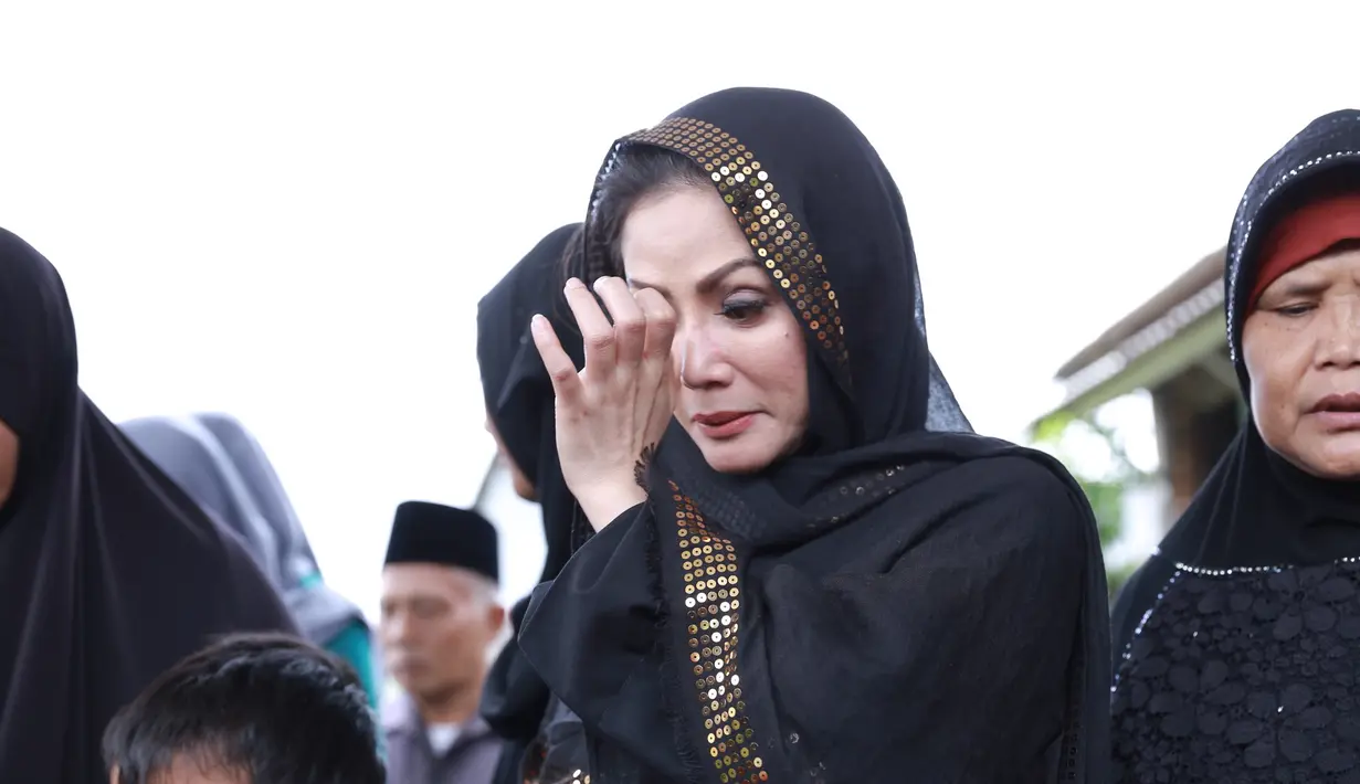 Salah satu permintaan yang belum bisa diwujudkan oleh Kristina adalah memberikan seorang cucu. Meski, almarhum telah memiliki banyak cucu dari anak-anaknya yang lain, ia menginginkan cucu dari Kristina. (Galih W. Satria/Bintang.com)