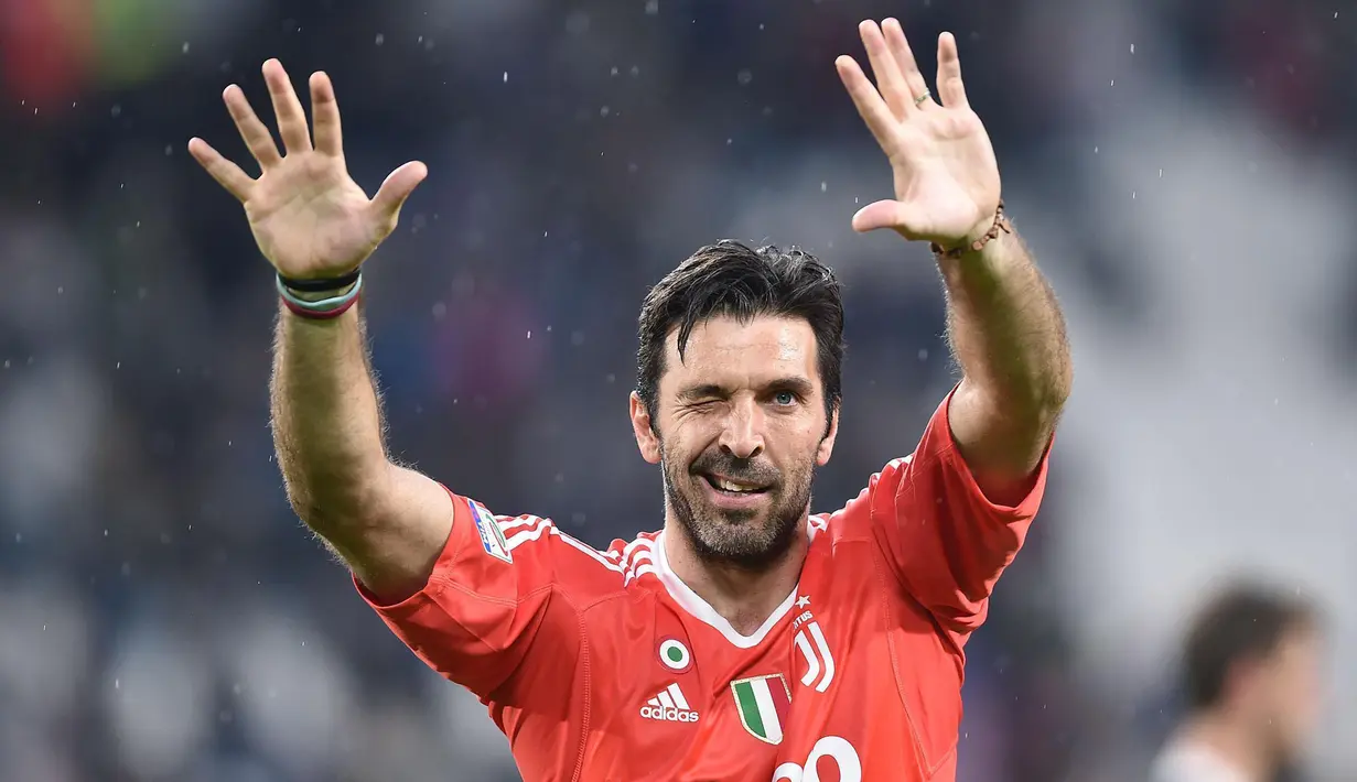 Kiper Juventus, Gianluigi Buffon, menyapa suporter usai melawan Sampdoria pada laga Serie A di Stadion Allianz, Turin, Minggu (15/4/2018). Juventus menang 3-0 atas Sampdoria. (AFP/Alessandro Di Marco)