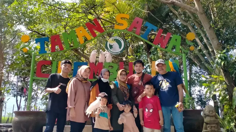 Para pengunjung Taman Satwa Cikembulan, Garut, Jawa Barat nampak ceria di tengah liburan Idul Fitri 1443 H di Garut. (Liputan6.com/Jayadi Supriadin)