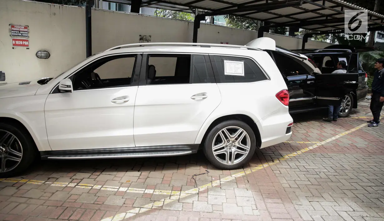 Mobil Mercedes Benz yang akan dilelang terparkir di halaman Gedung KPK lama, Jakarta, Senin (20/11). Kendaraan mewah milik terpidana korupsi tersebut akan dilelang KPK 24 November 2017. (Liputan6.com/Faizal Fanani)