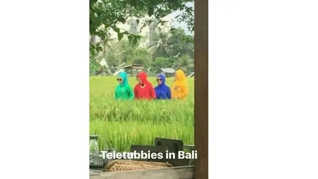 6 Aksi Kocak Emak-Emak saat di Sawah Ini Bikin Elus Dada