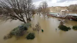 Luapan air Sungai Seine merendam jalanan kota Paris, Senin (29/1). Tingkat air diprediksi akan tetap tinggi sepanjang minggu, karena curah hujan yang masih tinggi dan diperkirakan masih akan memperburuk keadaan banjir ini. (AP Photo/Michel Euler)