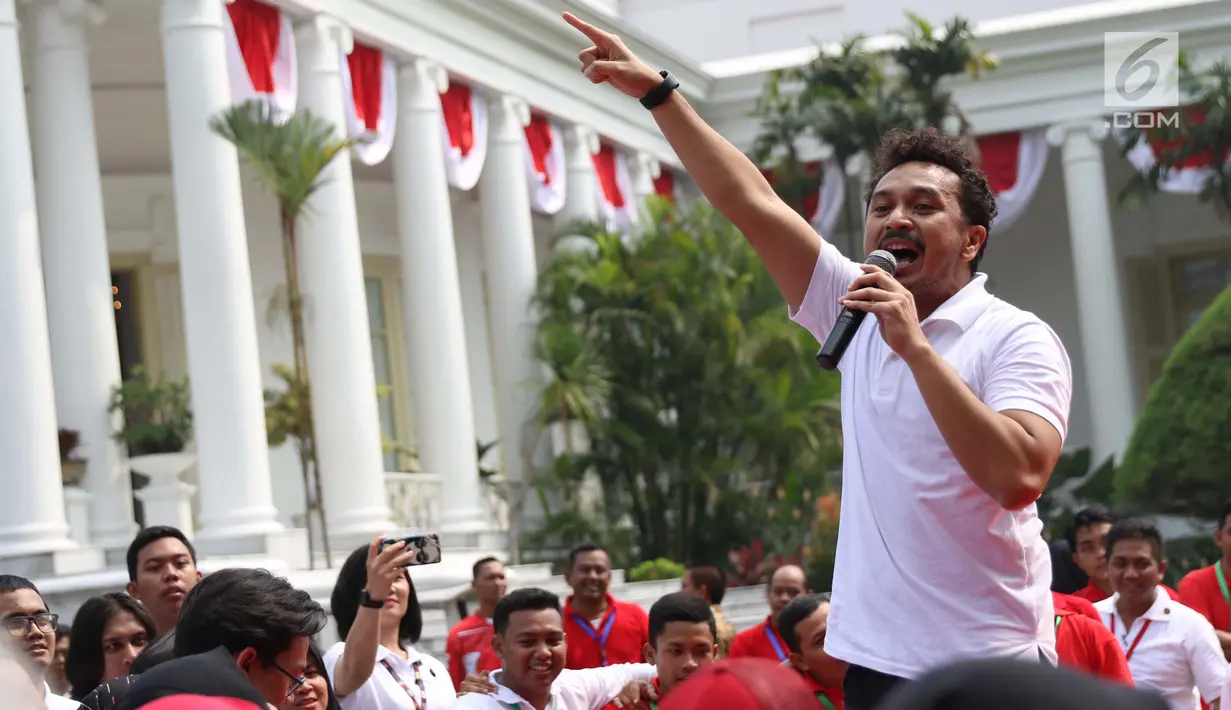 Giring Nidji saat menghibur para peserta Program Penguatan Pendidikan Pancasila di halaman Istana Bogor, Jawa Barat, Sabtu (12/8). (Liputan6.com/Angga Yuniar)
