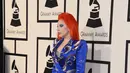 Busana rancangan Marc Jacobs yang dipakai Lady Gaga ini mengambil inspirasi dari koleksi musim semi 2016 desainer New York yang mengutamakan rancangannya pada mantel biru panjang ini. (AFP/Bintang.com)
