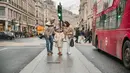 Cuaca dingin di London membuat ketiganya tampil dengan pakaian tebal. Ketiganya pun tampil kompak dan stylish dalam balutan outfit musim dingin nuansa earth tone.