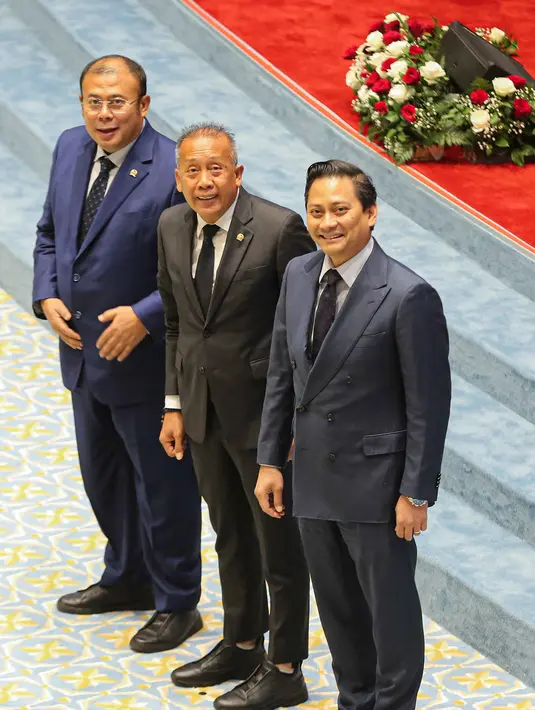 Sebelumnya, Thomas Djiwandono yang masih menjabat sebagai Wakil Menteri Keuangan terpilih setelah menjalani tes uji kelayakan dan kepatutan bersama dua kandidat lain, yakni Solikin M. Juhro dan Dicky Kartikoyono. Uji kelayakan tersebut digelar Komisi XI DPR pada Senin (26/1/2026). Tampak dalam foto, Deputi Gubernur Bank Indonesia (BI) terpilih, Thomas Djiwandono (kanan) berpose dengan Wakil Ketua Dewan Perwakilan Rakyat (DPR), Saan Mustopa (tengah) dan Cucun Ahmad Syamsurijal setelah Rapat Paripurna DPR RI Ke-12 Masa Persidangan III Tahun Sidang 2025–2026 di Kompleks Parlemen Republik Indonesia, Jakarta pada Selasa 27 Januari 2026. (Foto oleh AFP)