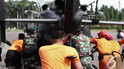Sebuah helikopter dipersiapkan untuk Pameran Alutsista TNI AD memperingatan Hari Juang Kartika TNI AD Ke-69, Jakarta, Rabu, (10/12/2014). (Liputan6.com/Faizal Fanani)