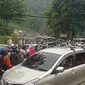 Jalur Puncak Bogor macet parah pada libur akhir pekan, Minggu (15/5/2022). Arus lalu lintas menuju ke Jakarta bahkan terkunci akibat padatnya volume kendaraan. (Liputan6.com/Achmad Sudarno)