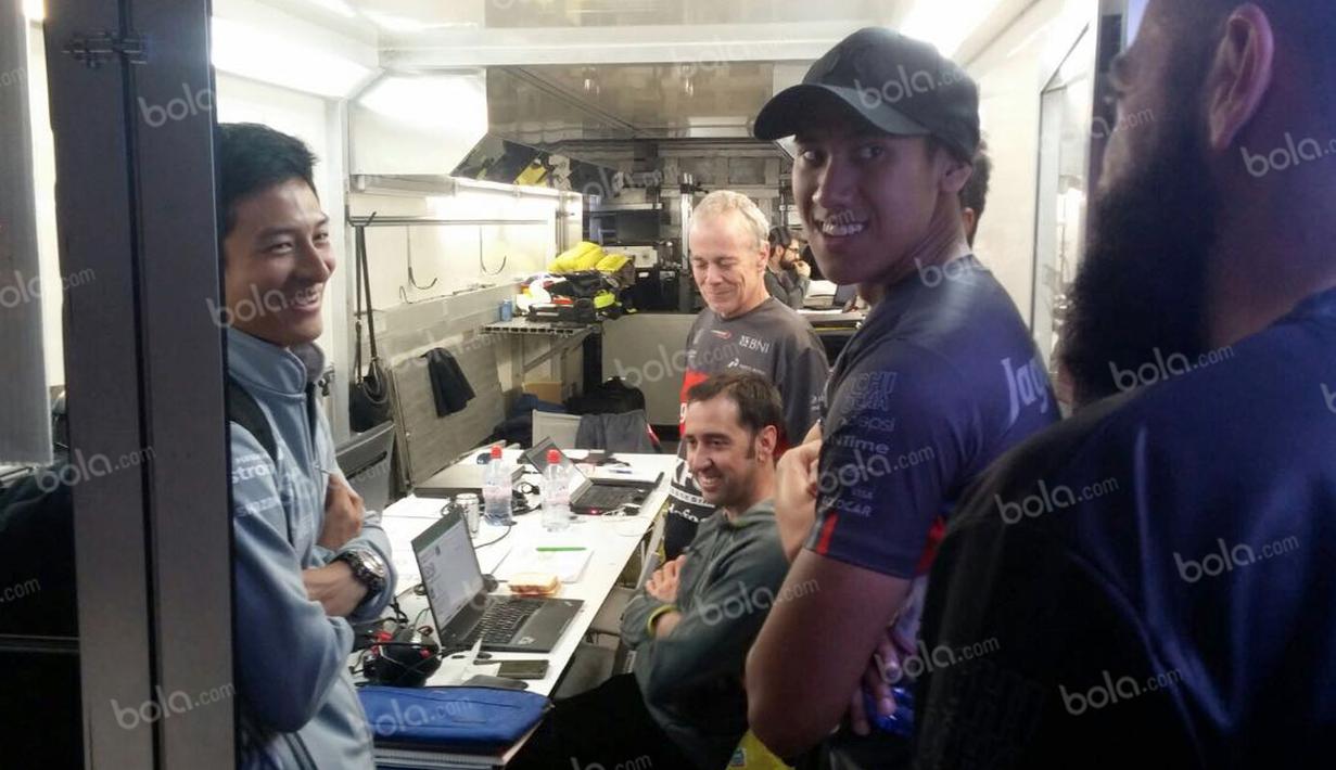 Pebalap Manor Racing asal Indonesia, Rio Haryanto, berbincang dengan Sean Gelael dan kru Campos Racing di ruang teknis Campos Racing, Sabtu (14/5/2016). (Bola.com/Reza Khomaini)